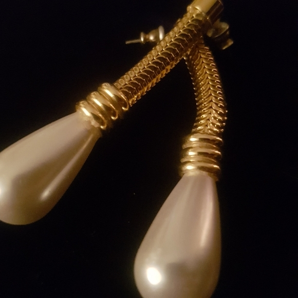 [UNKNOWN] Strange Pearl Drop Earrings - Picture 5 of 9